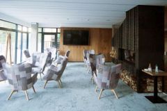 Salonek s krbem a vinotékou