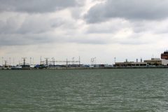 Vodní dílo Gabčíkovo se nachází na Dunaji asi 40 kilometrů na východ od Bratislavy