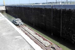 Každá z komor má půdorysné rozměry 34 x 275 m a s minimální hloubkou vody 4,5 m umožňuje lodím překonat výškový rozdíl 16–23,3 m, čímž patří k největším zdymadlům v Evropě