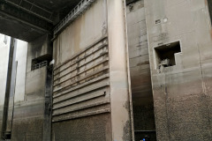 Jedno křídlo spodních vrat s tloušťkou dva metry měří 22 x 18 m a váží asi 500 tun