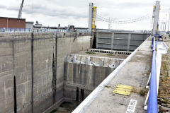 Projekt zahrnuje postupnou kompletní modernizaci technologických částí obou plavebních komor – výměnu horních a dolních vrat, plnicích a prázdnicích systémů, dynamické ochrany horních a dolních zhlaví PK, hydraulických systémů ovládání a řídicího systému