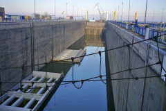 Za 1065 dní od účinnosti smlouvy – tedy za bez měsíce tři roky – musí Metrostav inovovat a modernizovat plavební komory na vodním díle Gabčíkovo tak, aby se při jeho průjezdu zvýšila bezpečnost i intenzita lodní dopravy