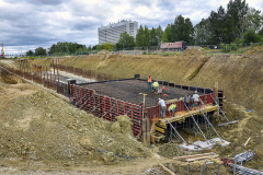 Tramvajová trať je v celé délce navržena samostatně od ostatní dopravy. Veškerá křížení s místními komunikacemi a pěšími trasami byla kromě konečné zastávky navržena mimoúrovňově