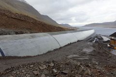 Na severním předštítku partner ve sdružení, firma Suðurverk,, provádí zásyp