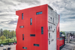 Zadní stěna věže je klidná, s několika okny a balkony