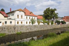 Fasáda mlýna směrem k řece byla kompletně obnovená včetně jednoduchých štuků u oken