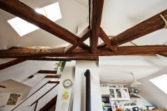 Interiér pod střechou je otevřen až do krovu