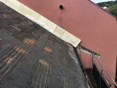 Sedlová střecha po betonáži