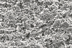 Povrch tradiční omítky je výrazně hrubší a špína na něm ulpí snadněji