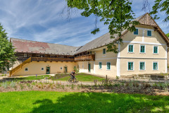 Do konstrukčního systému památkově chráněného statku se významně nezasahovalo – lokálně se posílily či vyměnily roubené nosné konstrukce