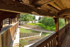 Obě části statku propojuje pavlač, zavěšená na dřevěné stropní konstrukci