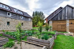 Dostavba hospodářských budov byla provedena v původním architektonickém duchu