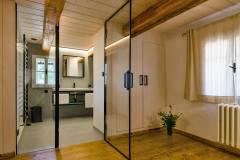 Apartmány v „kamenné“ části objektu byly zařízeny ve stylu české chalupy