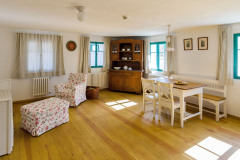 Apartmány v „kamenné“ části objektu byly zařízeny ve stylu české chalupy