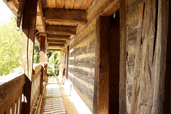 Obnova pavlače. Roubené stěny byly sanovány – odstranila se hliněná vymazávka mezi trámy, které byly ošetřeny. V místech, kde bylo dřevo napadeno dřevokazným hmyzem a houbami, se trámy nahradily novými.