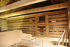 Mezonetové pokoje: oprava pohledového roubení