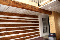 Mezonetové pokoje: oprava pohledového roubení