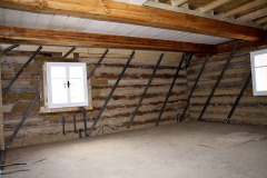 Realizace hliněných omítek: z interiéru bylo provedeno tepelné zaizolování hliněnou mazaninou se slámovou řezankou, nanášenou ve třech vrstvách. Poslední je opatřená vápennou bílou malbou. Izolace roubených konstrukcí se prováděla tak, aby se zachovala jejich plasticita. Roubené konstrukce oddělující pokoje jsou opatřeny zvukově izolační minerální vatou ve dvou vrstvách, s vrchní vrstvou hliněné omítky opatřenou bílou vápennou maltou.