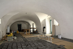 Prostor jídelny má stropy s křížovými klenbami. Nad nimi se nacházejí dřevěné nosníky, které přenášejí zatížení podlah ve 2. NP a jsou nosné pro pavlač.