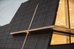 Propojení hliníkového okna s nejdůležitějším symbolem na obvodovém plášti modlitebny