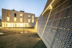 Fasáda z tahokovu je kotvena do speciálního nosného roštu, podloženého barevnou hydroizolační fólií. V závislosti na směru a intenzitě denního osvětlení tak mění barvu