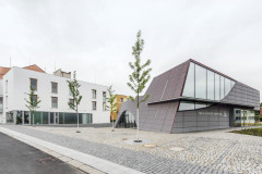 Společenské centrum je v podstatě běžnou budovou, modlitebna byla vytvořena jako jeho protiklad. Podle autorů její kompozice vychází ze tří principů: Linie představují hmotu, podstatu světa, křivky život a směr vzhůru vyjadřuje duchovní rozměr bytí