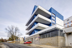 Kubická hmota pavilonu s výraznými horizontálami balkonů získala díky svému natočení vůči pevnému soklu expresivní výraz