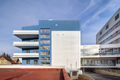 Se sousední budovou je nový pavilon propojen dvěma prosklenými koridory