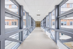 Interiér koridorů rytmizuje konstrukce velkoplošného prosklení s hliníkovými profily