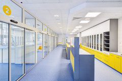 Vstupní podlaží, kde se nachází příjem pacientů, je přehledné, díky hladkým a příjemným povrchům čisté, barevně vyvážené