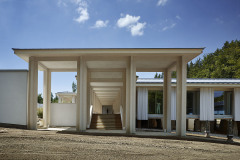 Bránu vstupního altánu hlídají dva bůžci, po schodech se vychází do dlouhé galerie