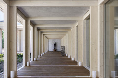 Sloupy jsou ze světlého dřeva, přesné, hladké, s bělostnými válci svítilen u paty