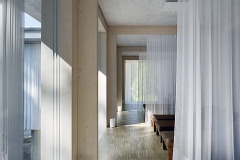 První část pavilonu patří ajurvédě, prostory jsou maximálně prosklené, stíní je bělostné závěsy