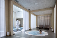 V druhé části je wellness centrum s bazénem, vířivkou a saunou