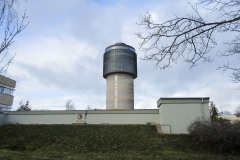 Nejvyšší část budovy modelují horizontální lamely