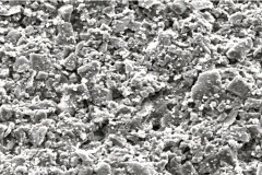 Povrch tradiční omítky je výrazně hrubší. Špína na něm snadněji ulpí.