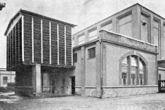 Strojovna s etážovou chladírnou v pozadí, 1930