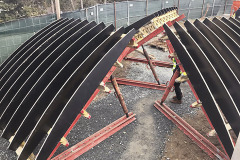 Připravené bednicí dílce pro římsu