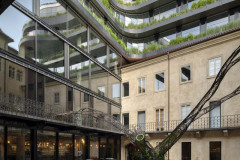 Příjemný dvůr do značné míry formuje barokní palác, zelené terasy novostavby mu dodávají dynamiku