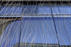 Mříž na skleněné fasádě je uměleckým dílem