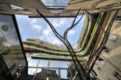 Drn na Národní třídě, posazený mezi paláce, je k sousedům ohleduplný, bere v úvahu jejich výšku, členění pater, vztahuje se k nim s úctou, ale po svém