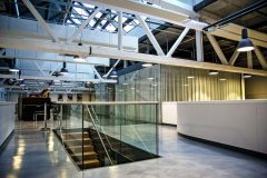 Propojení obou vestaveb autoři projektu vyřešili novou konstrukcí skleněné podlahy