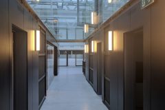 Nové prostory byly umístěny do průmyslové haly se záměrem ponechat jim industriální vzhled s úkolem naplnit požadavky funkčního a provozního zadání