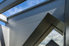 Pohled na firemní logo z terasy