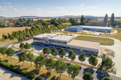 Střízlivá technicistní kompaktní budova Teco a.s. v kolínské průmyslové zóně byla zasazena do zeleně, ke svému okolí je maximálně šetrná. Je plně elektrifikovaná, neprovozuje žádný lokální spalovací proces a využívá i veškerou dešťovou vodu akumulovanou z celé střešní plochy.