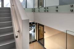 Hlavní schodiště vyřešila architektka Irena Schusterová jako elegantní čisté linie