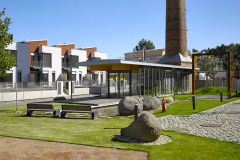 Nad klubovnou se tyčí komín původní cihelny