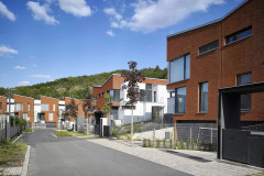 V areálu se nevyskytují dvě řady domů proti sobě, doprava byla řešena jediným komunikačním okruhem