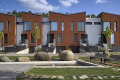 Na řešení veřejného prostoru a zeleně kladl investor mimořádný důraz: parkovou část dělí balvany a drátěné klece, porostlé zelení, travnaté vyvýšeniny byly osázeny vzrostlými stromy