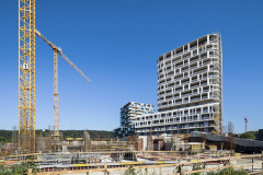 První dvě budovy jsou před dokončením, nabídnou celkem 240 bytů. V jejich sousedství se už budují další výškové domy. Vznikne tak areál plný zeleně, v jeho blízkém sousedství park a nová mateřská škola.